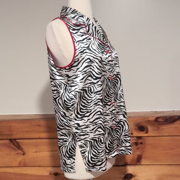 Black and White Button Down Notched Collar Blouse - Picture 2 of 4